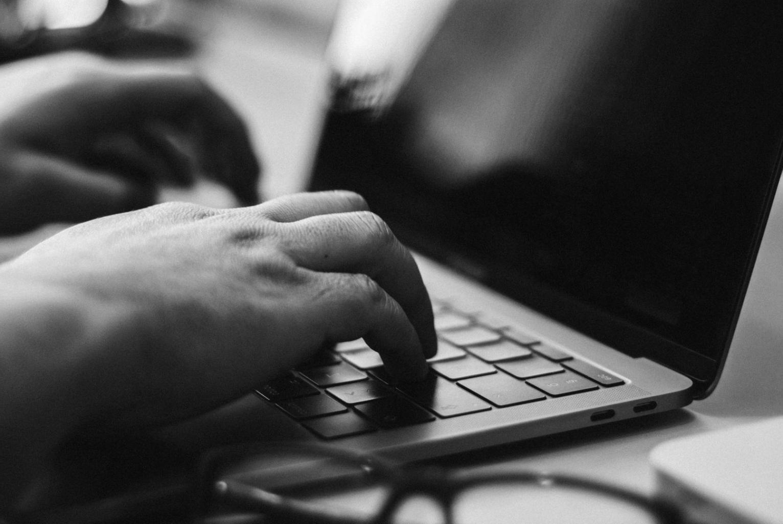 Sesión de aprendizaje colaborativo con profesionales diversos trabajando juntos en análisis financiero